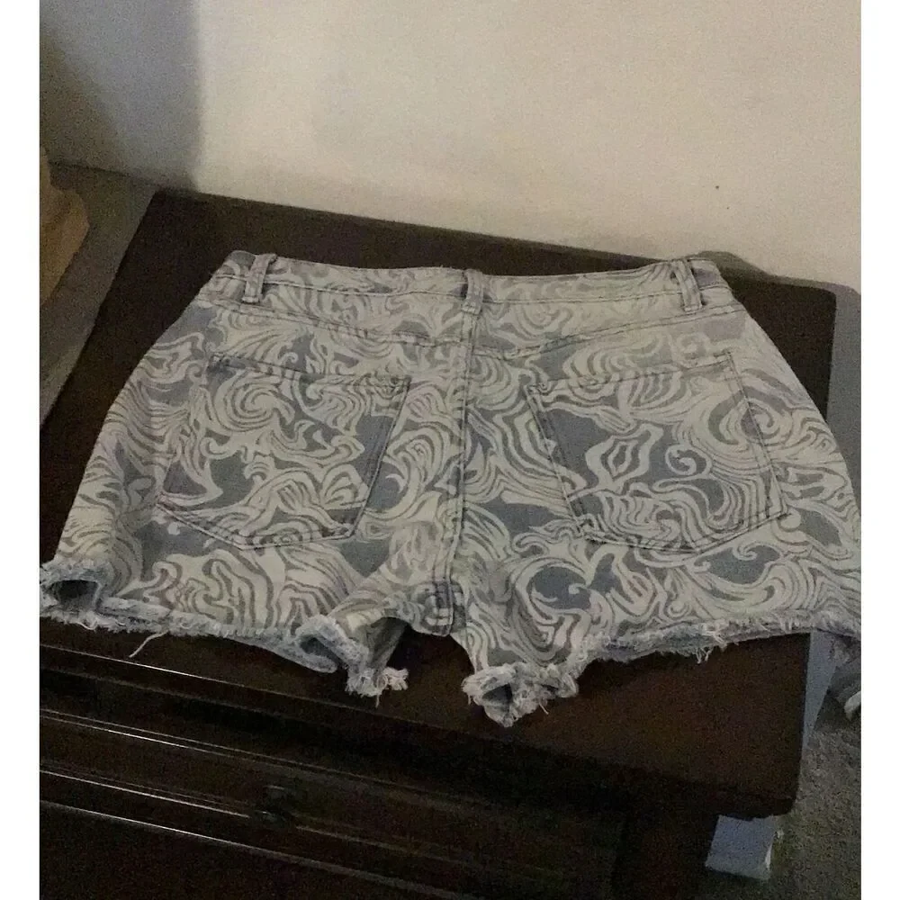 NWT~No Boundaries Paisley Swirl Design Distressed Denim Shorts Sz 11